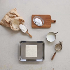 Đậu hũ cho vào tô nghiền nhuyễn. Sau đó thêm vào bột bánh Hot Cake, trộn đều. Rưới từ từ sữa tươi vào để hỗn hợp có độ ướt tương đối. Rải ít bột mì áo ra mặt phẳng để chống dính. Chia khối bột thành những viên nhỏ, vê tròn dẹp.