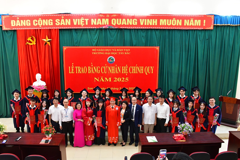 Lễ trao bằng Cử nhân hệ Chính quy đợt 1 năm 2025 tại Trường Đại học Tây Bắc