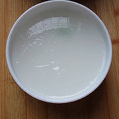 Cho 100ml nước dừa, 1 lá gelatin còn lại vào chén, đun cách thủy cho tan chảy như hình bên.