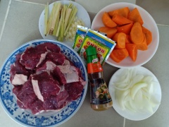 Thịt bò rửa sạch cắt miếng dày vuông vừa ăn. Cà rốt bào vỏ, cắt móng ngựa lớn. Sả cây rửa sạch, đập dập và cắt khúc 7cm. Tỏi băm nhỏ Hành tây bóc vỏ cắt múi cau.