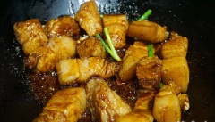 Tiếp đó, cho thịt vào đảo cùng cho đến khi hỗn hợp đường bám đều miếng thịt thì thêm đầu trắng hành và gừng vào đảo cùng. Chế nước trà vào chảo, đun lửa nhỏ khoảng 1 giờ thì nêm muối, nước tương cho vừa ăn. Tắt bếp.