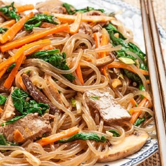 Sau đó cho miến vào trộn đều cho thấm sốt. Tắt bếp, cho các nguyên liệu gồm bò, rau củ, miến vào tô trộn đều rồi cho ra đĩa dùng nóng.