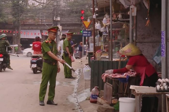Xã Hòa Lạc xử lý dứt điểm chợ tự phát, lấn chiếm lòng lề đường - Đài Phát thanh và truyền hình Hà Nội