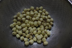 Hạt sen tươi bỏ tâm sen, cho vào nồi nước, luộc khoảng 5 phút. Vớt hạt sen ra, rửa lại với nước.