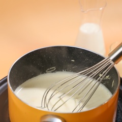 Làm sốt kem trứng: Tách lấy 2 lòng đỏ trứng gà, đánh bông trứng với 15gr đường đến khi bông nhẹ. Đun ấm 100ml sữa tươi, 100ml kem tươi, 30ml sữa đặc Ông Thọ. Khuấy đều, sau đó thêm 5gr bột bắp vào hỗn hợp. Cho từ từ hỗn hợp vào lòng đỏ trứng, khuấy nhẹ. Lọc hỗn hợp qua rây và cho vào nồi. Đun kem trứng trên lửa vừa, vừa đun vừa khuấy đều đến khi thấy có hơi nóng bay lên từ nồi thì hạ nhỏ lửa, tiếp tục khuấy đến khi hỗn hợp hơi sệt lại. Bắc nồi xuống, cho vào 1/2 tsp chiết xuất vani, khuấy đều.