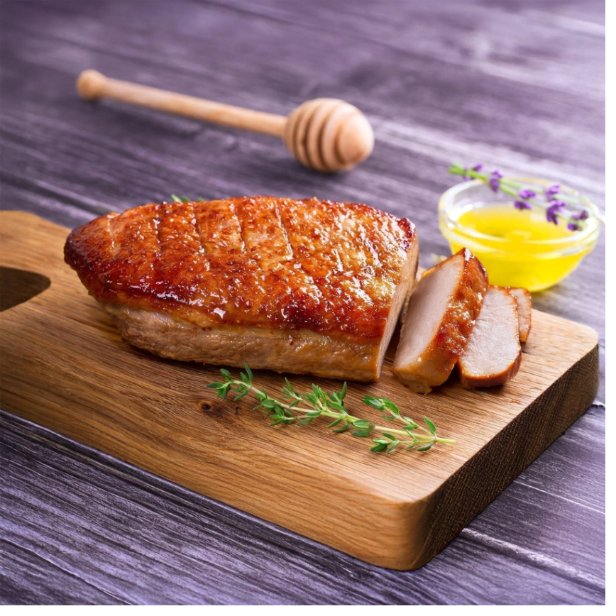 Ức vịt được phân loại là thịt trắng nhưng có màu sẫm và vị gần với bít tết bò