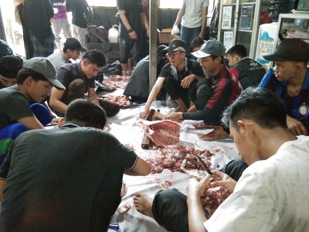 LDK Syahid Sembelih 20 Hewan Kurban di Kampung Pemulung