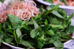 Bày trí bún nước lèo: Nước lèo khi ăn phải luôn sôi. Chần bún tươi vào nước lèo rồi cho vào tô, thêm cá, đầu cá, tôm (cũng trụng cho thật nóng), sau đó chan nước lèo rồi rắc bì heo trộn thính gạo lên trên. Các loại rau sống thường ăn kèm bún nước lèo như giá đỗ, hẹ, rau muỗng và bắp chuối. Ngoài ra, bún nước lèo tròn vị hơn khi vắt ít chanh, cho thật nhiều ớt bằm và ăn cùng rau răm, húng cây nhé.