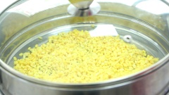 Chuẩn bị làm rau má đậu xanh: Ngâm 3-4 tiếng 150gr đậu xanh đã cà vỏ với nước để đậu xanh nở, sau đó rửa sạch rồi cho cho vào nồi hấp chín khoảng 30 phút đến khi đậu xanh mềm.