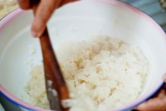 Xôi chín, múc ra tô, chan đều hỗn hợp nước cốt dừa vào, đảo đều.