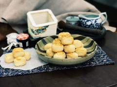 Khi bánh đã nguội, bảo quản trong hộp kín (nên có túi hút ẩm), để nơi thoáng mát khô ráo. Dùng trong vòng 1 tuần.