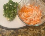 Carrot, củ cải trắng cắt sợi nhỏ, bóp nhẹ qua muối, xong vắt kho cho 2 m dấm và 1m đường trộn đều vào carrot củ cải làm chua. Làm nước chan hỗn hợp nước lọc, đường dấm và nước tương tất cả quậy đều vào tô. Bắt chảo cho 1m dầu vào láng đều chảo thả từng miếng bột vào chiên vàng đều 2 mặt