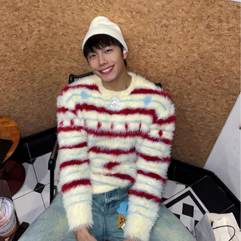 Lined knit sweater with striped pattern