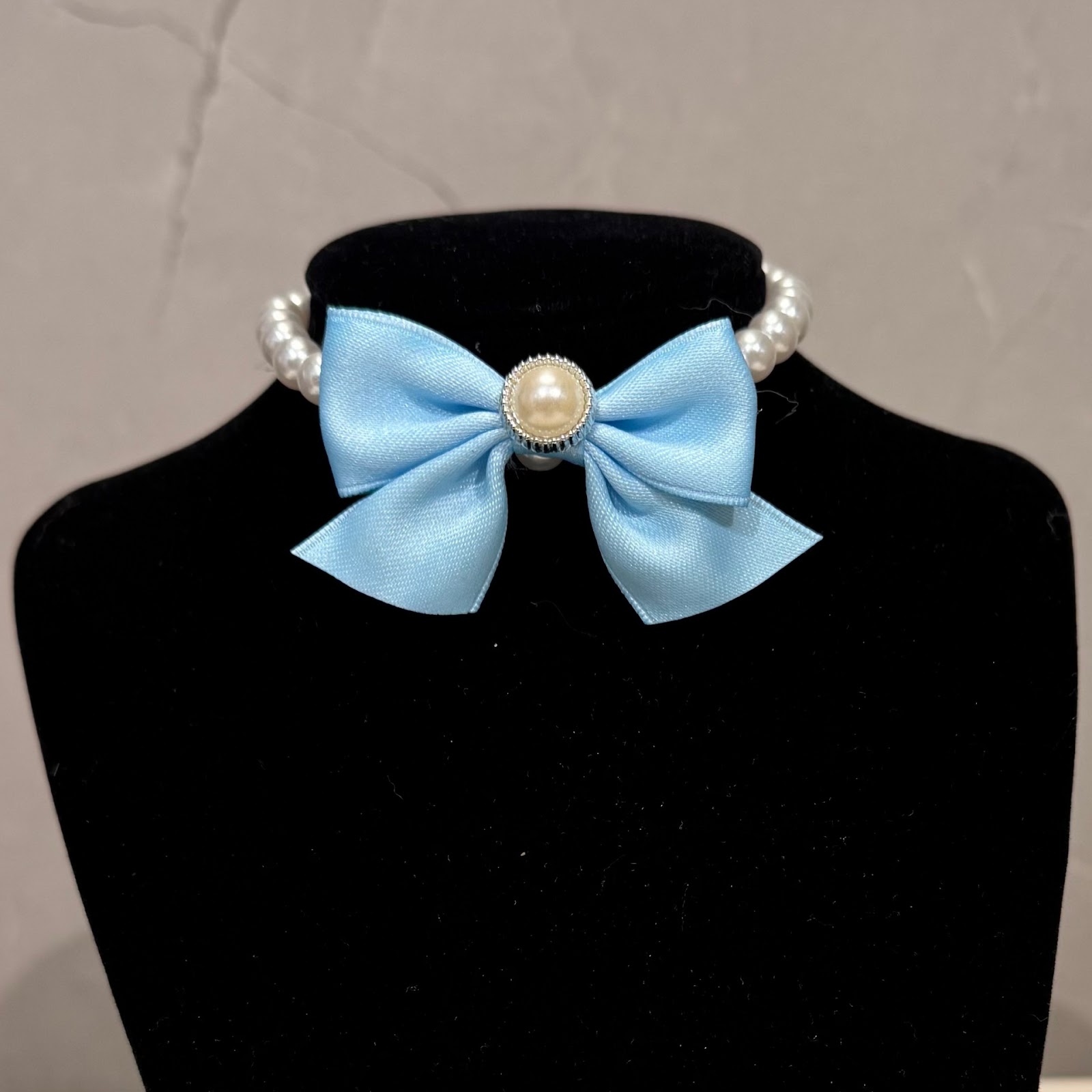 Pet collar with pearl bow