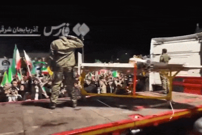Quân đội Iran phô diễn máy bay không người lái giữa quảng trường thành phố - Báo Tiền Phong