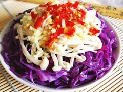 Cho bắp cải tím, nấm kim châm ra đĩa. Chan hỗn hợp nước mắm đã pha lên trên, trộn đều và thưởng thức nhé!