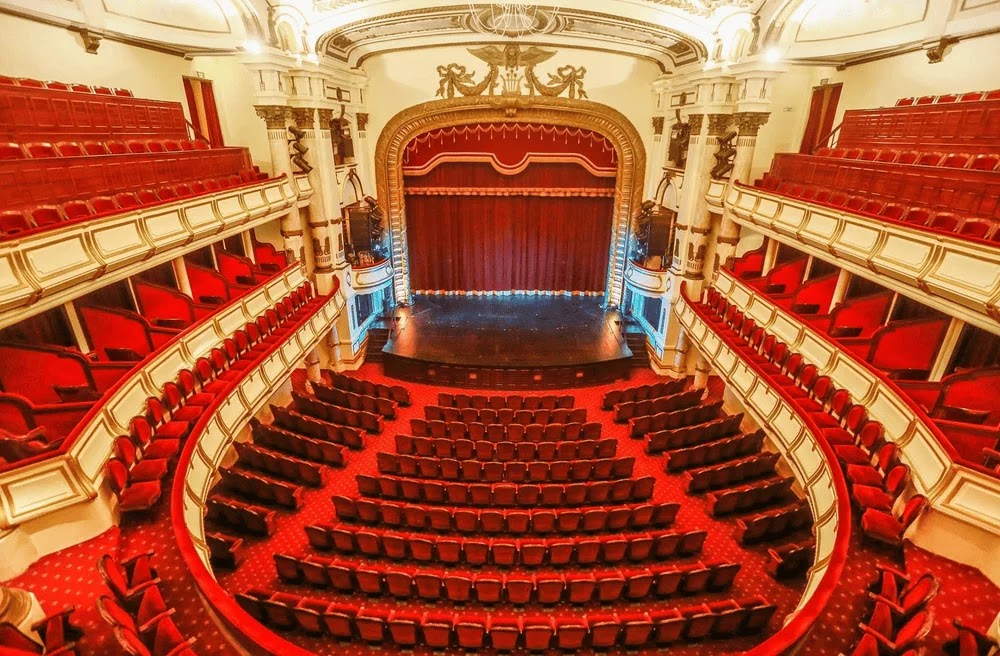 the-second-floor-of-the-hanoi-opera-house-features-luxurious-seating-with-a-perfect-view-of-the.webp