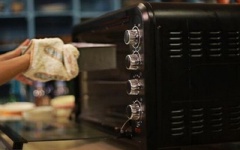 Đổ hỗn hợp thân bánh đã được đánh nhuyễn vào khuôn, dàn đều. Nướng bánh ở nhiệt độ 180 độ C, trong 30 phút.