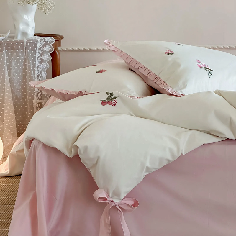 Cotton bedding set with strawberry embroidery