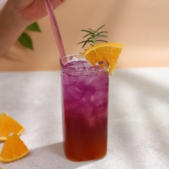 Một ly trà Lipton cam hoa đậu biếc, mát lạnh đánh tan cơn nóng mùa hè với vị chua chua, ngọt ngọt từ cam tươi và hoa đậu biếc kết hợp với vị trà Lipton thanh mát đậm vị trà. Chỉ với vài thao tác đơn giản là đã có ngay 1 món thức uống thơm ngon, sảng khoái rồi