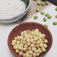 Hạt sen rửa sạch nhiều nước cho ra bớt nhựa còn sót trong tim. Luộc sơ cho hạt sen sôi 1 dạo, vớt ra để ráo. Phần nước bạn đừng bỏ đi nhé, có thể cho thêm 1 ít lá dứa và ít đường phèn nấu lên uống cũng thơm thơm đấy.