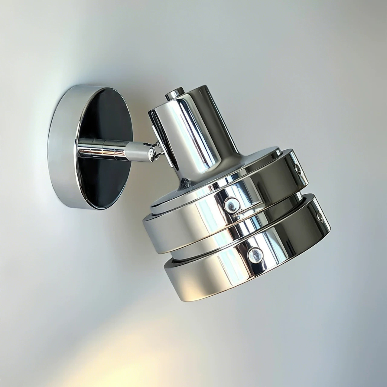 Adjustable wall lamp with swing arm