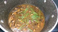 Bắc nồi với 1 muỗng canh dầu ăn phi thơm 1 củ hành tím băm, cho nấm hương vô xào với 1/2 muỗng cà phê hạt nêm knorr nấm hương, 2 muỗng cà phê nước tương, 1 muỗng cà phê đường. pha 1/2 muỗng cà phê bột bắp với xíu nước đổ vô cho sốt nấm hơi sệt, nêm nếm vừa ăn, thêm xíu tiêu và ba rô cắt sợi vô.