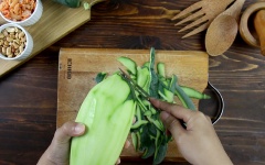 Đu đủ xanh gọt vỏ, rửa sạch rồi bào sợi nhỏ. Nếu nhà không có cây dao bào sợi thì bạn dùng dao băm dọc quả đu đủ thành những đường song song, sau đó dùng dao bào mỏng hoặc thái lát mỏng là đã có được những sợi đu đủ đều nhau.