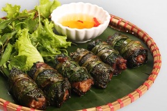 Cho ít dầu ăn vào chảo, lưu ý chỉ vừa láng chảo để tránh văng dầu chiên chien, chờ dầu nóng già thì cho từng miếng lươn cuộn vào chảo, vặn nhỏ lửa/giảm nhiệt độ để lươn chín vàng mà lá lốt không bị cháy. Khi thấy lá lốt hơi cháy xém, thịt lươn chín vàng thơm thì gắp ra đĩa có lót sẵn giấy thấm dầu cho thấm bớt dầu thừa. Lươn cuốn lá lốt chấm với nước mắm chua ngọt, ăn cùng cơm hay bún đều rất ngon. Lươn cuốn lá lốt béo ngon là món ăn bổ dưỡng, tốt cho sức khỏe với thịt lươn béo quyện cùng hương lá lốt thơm đặc trưng giúp tạo cảm giác ngon miệng và đưa cơm liên tục.