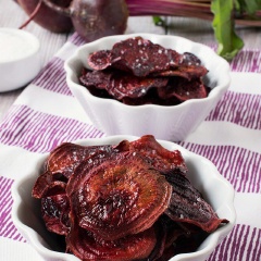 Thưởng thức thôi nào. Snack củ dền nướng giòn tan, dễ chế biến và không tốn nhiều thời gian của bạn. Vừa xem phim và nhâm nhi món snack thơm giòn thì còn gì bằng!