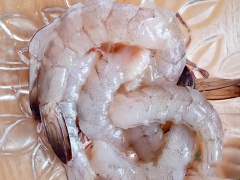 Củ cải trắng gọt vỏ, rửa sạch, thấm khô nước rồi cắt thành từng khúc có kích thước khoảng 3-4cm. Dùng dao nhọn khoét khoanh tròn lỗ ở phần giữa. Còn phần bên ngoài có thể tỉa hoa nếu thích. Tôm bóc vỏ, giữ phần đuôi cho đẹp.