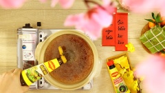 Bắc thố đất lên bếp, cho vào nồi 2 muỗng canh dầu ăn, thêm 2 muỗng canh đường thốt nốt vào nồi, lúc này mở lửa từ nhỏ đến lớn, đảo từ từ cho đến khi đường chuyển sang màu cánh gián và sôi lên. Lúc này cho 15gr hành tím băm vào phi thơm, tiếp theo chế vào nồi 600ml nước dừa, nêm 2 muỗng canh đường thốt nốt, 4 muỗng canh dầu hào Maggi, 5 muỗng canh nước tương Maggi, 1 cái hoa hồi rồi khuấy đều lên.