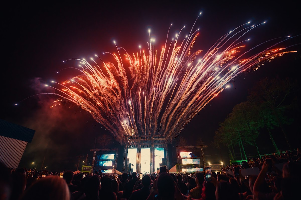 Estrutura — palco com lighting design
