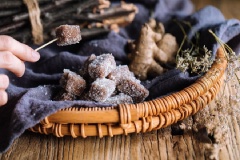 Bánh gừng vừa dẻo ngọt thơm mùi caramel lại ấm nóng vị gừng. Thử tưởng tượng cuối tuần mà vừa nhấp từng ngụm trà nóng, vừa lật giở những trang sách hay, vừa nhâm nhi bánh gừng dẻo thơm sực nức thì còn gì tuyệt vời hơn!