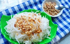 Cho xôi ra chén/đĩa, rắc đậu phộng lên trên và mời mọi người thưởng thức. Món xôi dừa đậu phộng thơm ngon, bùi bùi rất hấp dẫn.
