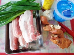 Thịt ba chỉ rửa sạch, lọc bỏ phần da, thái miếng không quá mỏng. Riềng rửa sạch, cắt nhỏ rồi cho vào cối giã nát. Trong chén nhỏ, trộn đều 3 muỗng canh nước mắm, 2 muỗng canh đường, 1 trái ớt sừng băm, 2 tép tỏi băm.