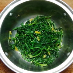 Cho 1 muỗng canh dầu ăn vào nồi, cho gừng cắt sợi hoặc đập dập vào xào thơm sau đó cho rau ngải cứu vào đảo chung. Thêm 1 muỗng cà phê hạt nêm vào cho ngấm gia vị.