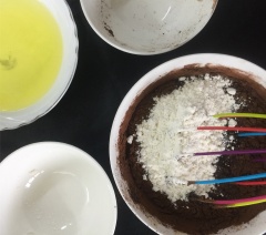 Cho bột mì và bột cacao vào hỗn hợp trộn đều để được hỗn hợp sốt sệt mịn. Chuẩn bị ngay lòng trắng trứng cùng chút bột tartar.