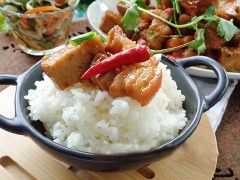 Chả kho thịt cho ra đĩa, để thêm vài lát ớt và ngò rí cắt nhỏ, rắc thêm chút tiêu. Món này ăn với cơm rất ngon. Thịt kho chả quế với những miếng thịt ba chỉ béo ngon, ngấm đều gia vị ướp kho cùng chả quế dai thơm hấp dẫn. Có thể ăn cùng cơm nóng rất ngon. Thích hợp cho những bữa cơm Tết đầu năm.