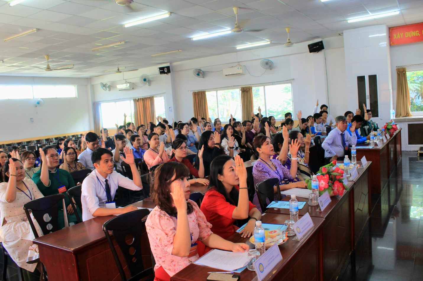 Biểu quyết các nội dung của đại hội