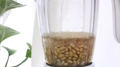 Đậu sau khi ngâm đem rửa sạch để ráo. Cho đậu vào cối xay, thêm 20gr mè trắng và 500ml nước. Xay đến khi đậu mịn nhuyễn. Nếu máy xay nhà bạn có công suất nhỏ, nên chia đậu làm 2-3 lần xay để tránh bị nóng máy xay và đậu được mịn dễ dàng hơn.