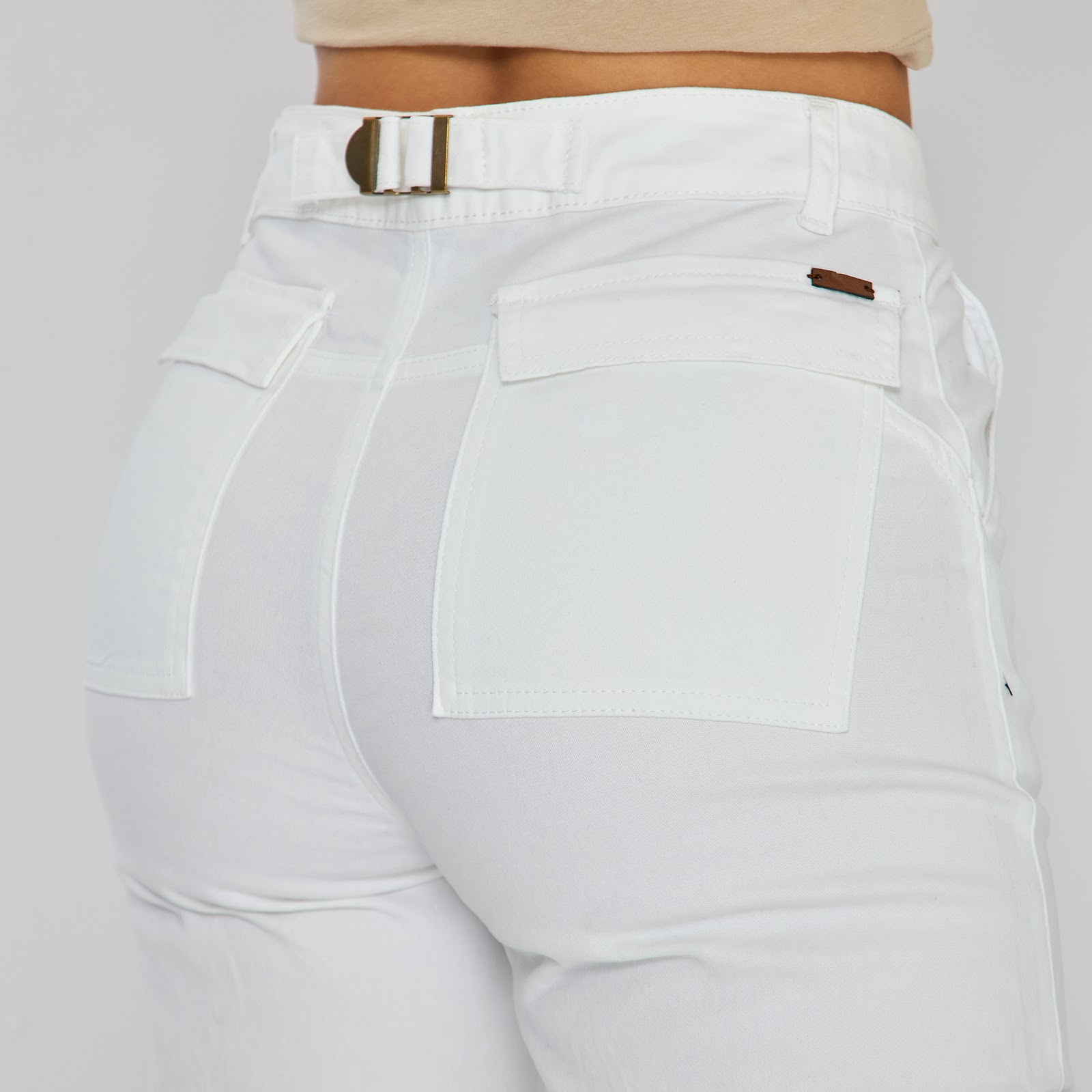 Pantalón cargo bota recta tiro alto en denim stretch, color blanco - Vista 11