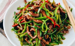 Cho món ăn ra đĩa và dùng với cơm nóng nè! Chúc các bạn thành công, ngon miệng.