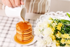 Bày trí bánh pancake ra đĩa, có thể rưới thêm mật ong rồi dùng. Ngoài ra, bạn có thể phết thêm ít kem ăn kèm cho mát ngọt hoặc là các loại mứt trái cây ưa thích cũng rất tuyệt nhé! Món này dùng ăn sáng hay ăn chơi đều được.