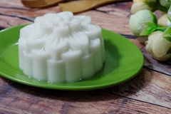 Múc phần rau câu dừa vào một phần ba khuôn. Đợi cho rau câu se mặt, bạn gỡ phần rau câu trà xanh ra khỏi khuôn và cho vào giữa khuôn trung thu. Sau đó, bạn đổ phần rau câu dừa cho đầy khuôn, đợi rau câu nguội thì đem cất ngăn mát tủ lạnh trong khoảng 2 tiếng là có thể dùng