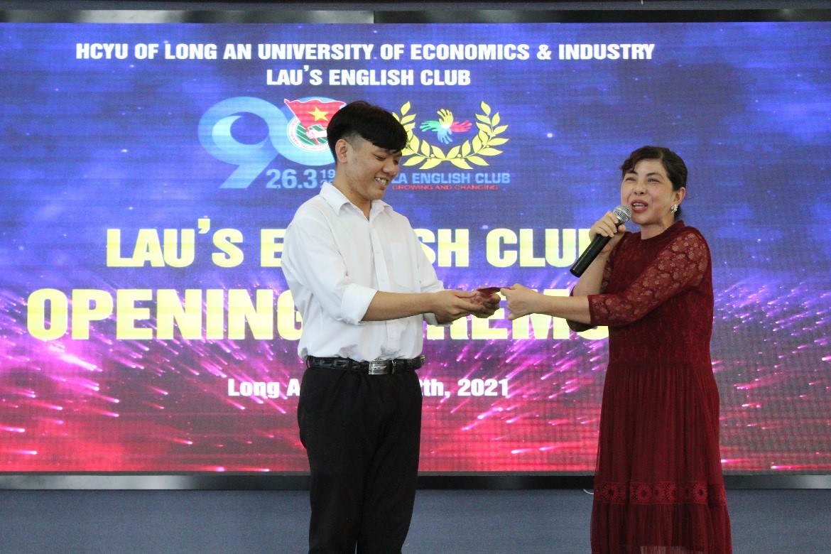 Buổi ra mắt Câu lạc bộ cũng diễn ra hết sức sôi nổi, hấp dẫn, cuốn hút tất cả các thành viên có mặt tham gia ở một số trò chơi với nội dung sinh động, giàu tính giáo dục. Trong thời gian tới, CLB hứa hẹn sẽ có nhiều hoạt động thú vị như coffee talk, talkshow tại trường DLA, các hoạt động giao lưu tiếng Anh cùng CLB trường bạn tại Tp. Hồ Chí Minh
