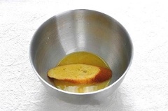 Kiwi, dâu tây cắt miếng vừa ăn. Đập trứng vào bát, thêm sữa tươi, 8gr đường, 1gr muối vào trộn đều. Lăn đều lát bánh mì vào tô trứng sữa cho trứng sữa thấm đều lát bánh.