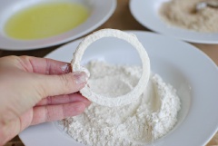 Lần lượt nhúng hành tây qua bột mì, lòng trắng trứng rồi đến bột chiên xù, làm như vậy đến khi hết nguyên liệu. Xếp hành tây lên khay nướng và đem nướng đến khi chín vàng giòn thì lấy snack ra dĩa.