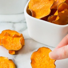 Sau khi chắc chắn snack khoai lang đã chín thì lấy ra cho vào đĩa hoặc cho vào túi nilon buộc cho kín gió nhé.