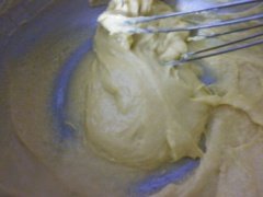 Rây bột mì vào hỗn hợp phô mai. Dùng phới trộn (spatula) trộn cho bột mì và hỗn hợp phô mai thành một hỗn hợp sệt đặc.